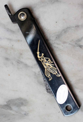japanisches Higonokami Klappmesser mit schwarzem Griff und Samuraimotiv