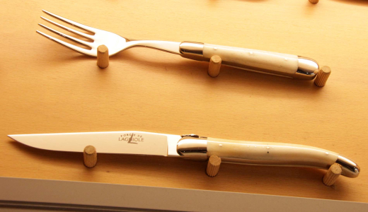 Forge de Laguiole Steakmesserset Knochen weiß in Geschenkschachtel