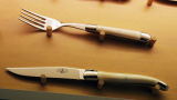 Forge de Laguiole Steakmesserset Knochen weiß in Geschenkschachtel